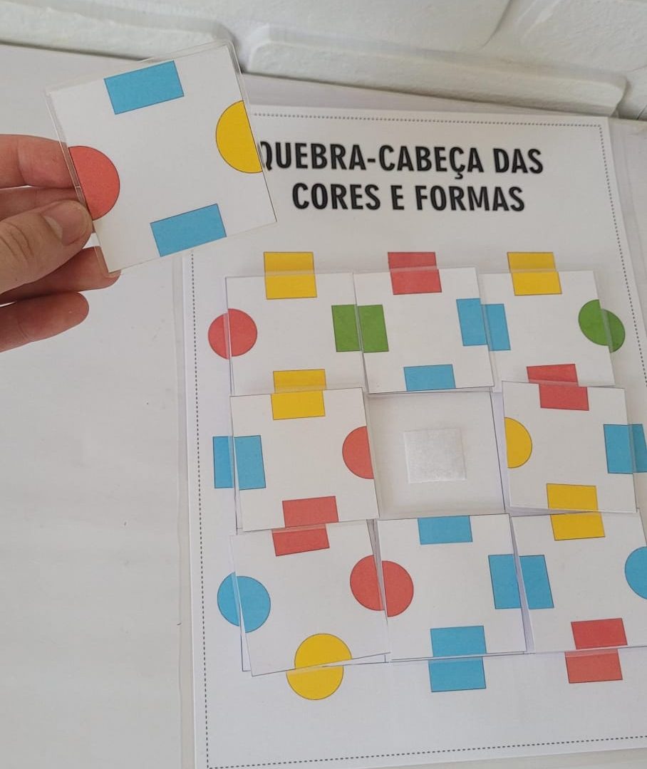 Quebra-cabeça das cores e formas